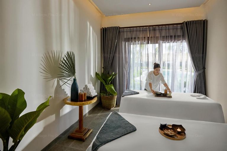 Khách sạn M Village Phu Quoc mang đến khuôn viên spa có thiết kế xanh, hướng thẳng khu vườn và bể bơi của khách sạn (nguồn: booking.com)
