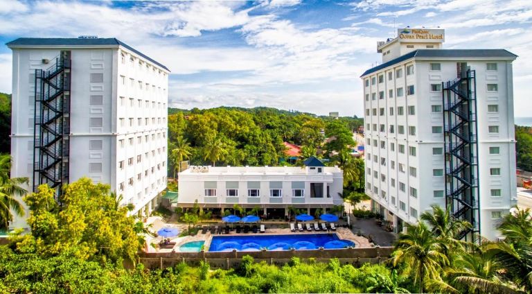 Khách sạn Ocean Pearl Phú Quốc sở hữu 2 toà nhà cao tầng nằm đối diện, giữa lòng khách sạn là hồ bơi vô cực rộng lớn cho bạn sử dụng miễn phí (nguồn: booking.com)