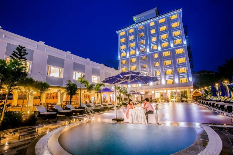Khách sạn Ocean Pearl Phú Quốc có khuôn viên bể bơi rộng, phù hợp để tổ chức các bữa tiệc bể bơi riêng tư lãng mạn (nguồn: booking.com)