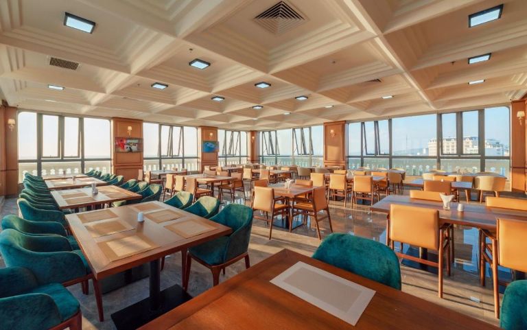 Khách sạn Tahiti Phú Quốc mang đến không gian nhà hàng hiện đại, gam màu cam đất chủ đạo và thiết kế ghế lót nệm tạo sự sang trọng, thoải mái khi sử dụng (nguồn: booking.com)