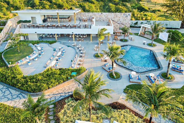 Khách sạn Sol by Melia Phú Quốc sở hữu câu lạc bộ biển với diện tích cực rộng, có hồ bơi riêng view hướng thẳng biển bãi Trường (nguồn: booking.com)