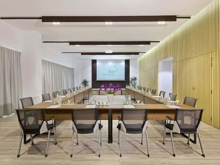 Khách sạn Sol by Melia Phú Quốc mang đến trung tâm tổ chức hội nghị với 2 phòng họp chức năng có thể đáp ứng đa dạng quy mô tổ chức sự kiện khác nhau (nguồn: booking.com)
