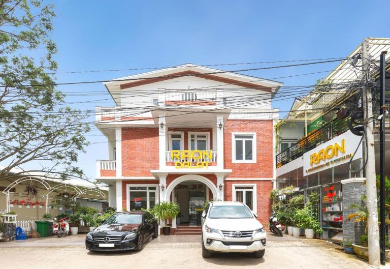 Raon Hotel Đà Lạt là tòa nhà 3 tầng màu đỏ gạch được xây dựng ở gần trung tâm thành phố Đà Lạt. (nguồn: booking.com)