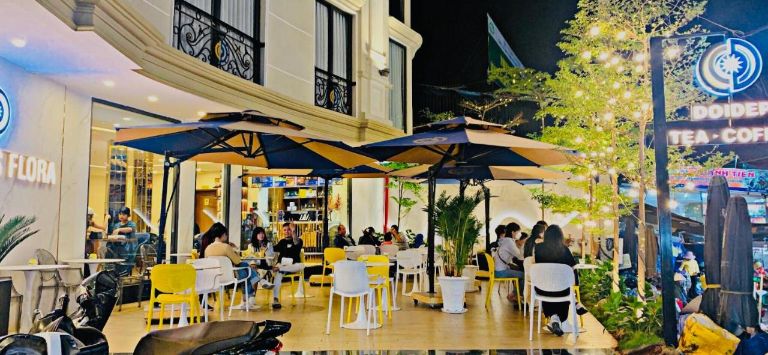 Khu vực quán cà phê bên ngoài cực kỳ rộng rãi, thoáng mát của Sandals Flora Hotel Đà Lạt. (nguồn: booking. com)
