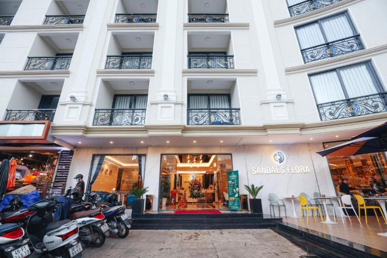 Sandals Flora Hotel Đà Lạt gây ấn tượng với lối kiến trúc hiện đại, có tone màu trắng chủ đạo cực kỳ sang trọng. (nguồn: booking. com)
