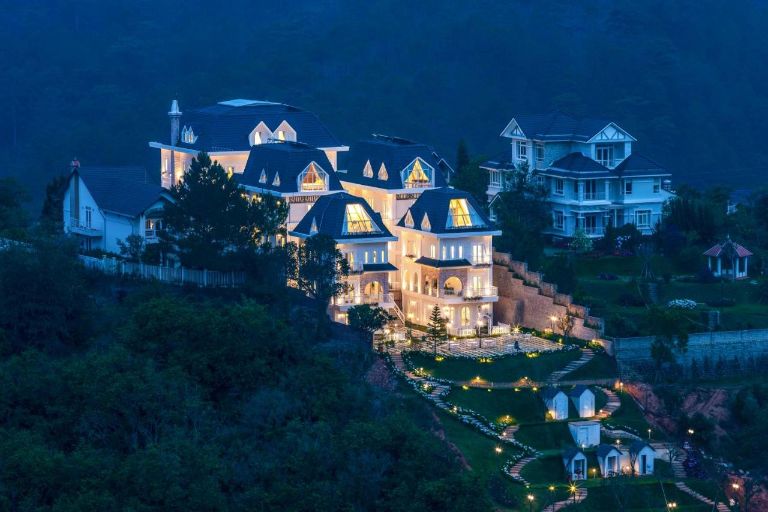 Đà Lạt De Charme Village là khách sạn nghỉ dưỡng 3 sao hot hit bậc nhất tại Xứ sở ngàn hoa. (nguồn: booking. com)