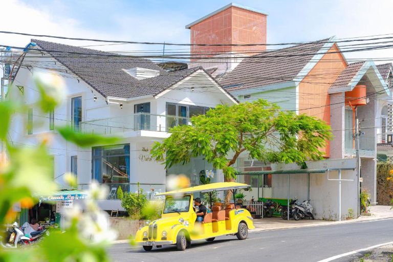 Nhìn từ bên ngoài, Vườn Xuân Hotel Đà Lạt có tone màu trắng sáng chủ đạo. (nguồn: booking.com)