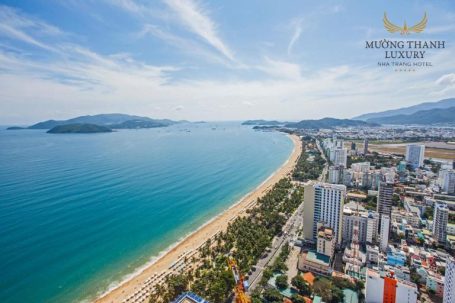 Khách sạn Mường Thanh Luxury Nha Trang được đặt ngay gần bãi biển nên có không khí rất trong lành. (nguồn: booking.com)