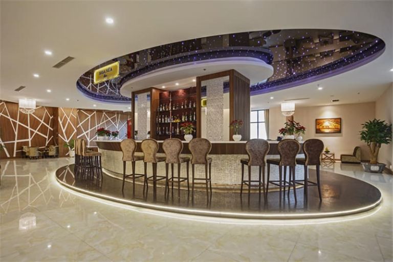 Quầy bar tại khách sạn có thiết kế sang trọng, hiện đại chuyên phục vụ các đồ uống lạ miệng. (nguồn: booking.com)
