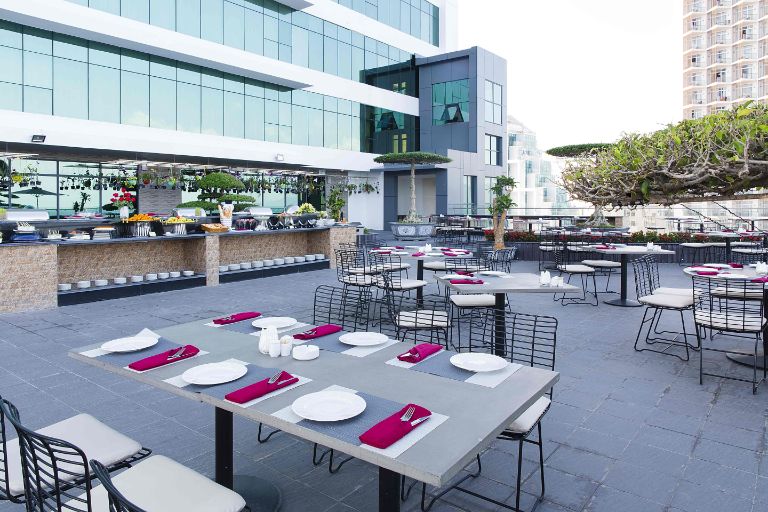 Nhà hàng Hòn Gốm có một không gian bên ngoài sở hữu tầm nhìn ra biển rất tráng lệ. (nguồn: luxurynhatrang.muongthanh.com)