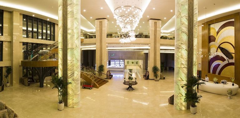 Sảnh chính của khách sạn được trang hoàng với đèn chùm lộng lẫy và đá cẩm thạch cao cấp. (nguồn: facebook.com)