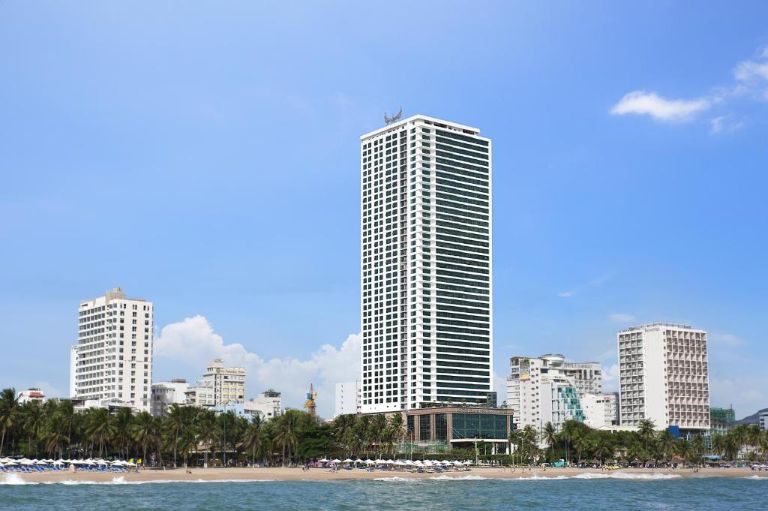 Mường Thanh Luxury Nha Trang nổi bật bên bờ biển với khối kiến trúc hiện đại cao 48 tầng. (nguồn: booking.com)