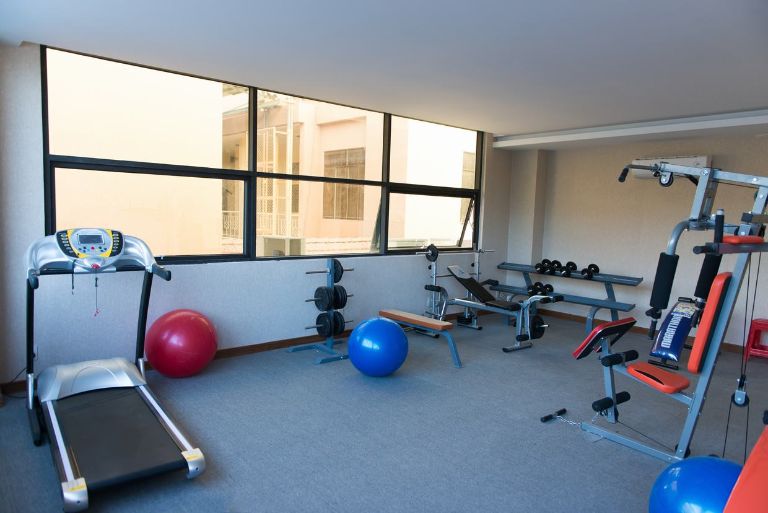 Phòng gym được trang bị các thiết bị tập thể dục hiện đại như máy chạy bộ, xe đạp tập, máy đạp, máy tập thể hình và các thiết bị tập luyện khác.