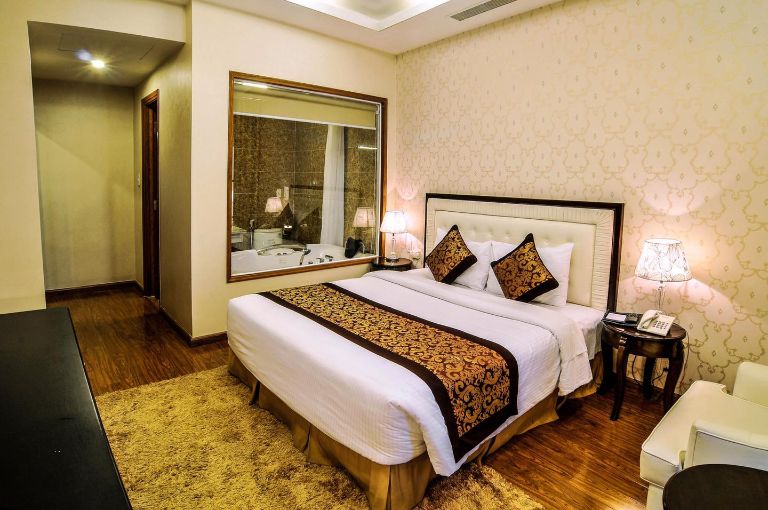 Phòng Deluxe King tại Khách sạn Mường Thanh Vũng Tàu là một biểu tượng của sự thoải mái và tiện nghi. 
