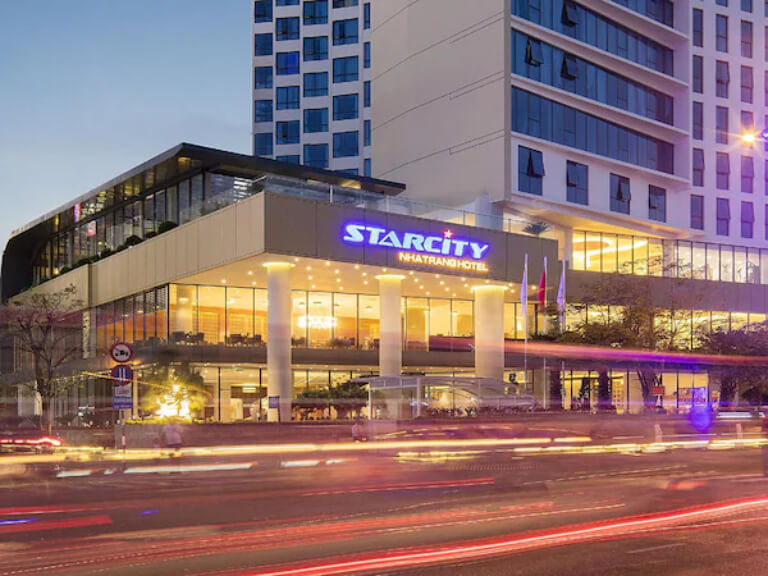 Starcity Hotel and Condotel Beachfront Nha Trang là khách sạn mang đẳng cấp 4 sao, tọa lạc tại khu vực nhộn nhịp nhất của thành phố biển Nha Trang. 