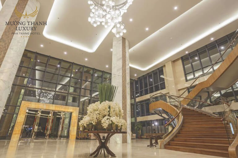 Phong cách thiết kế tại Mường Thanh Luxury Nha Trang là phong cách tân cổ điển sang trọng với hệ thống cửa kính cao và được trang trí bằng chiếc đèn chùm pha lê tinh xảo. 