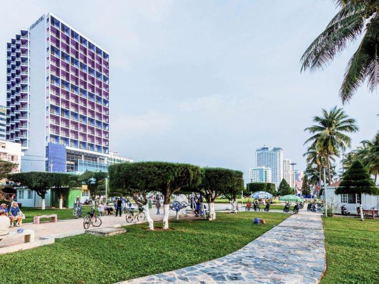 Novotel Nha Trang nằm tại trung tâm thành phố được bao quanh bởi biển và những hàng cây xanh mát.