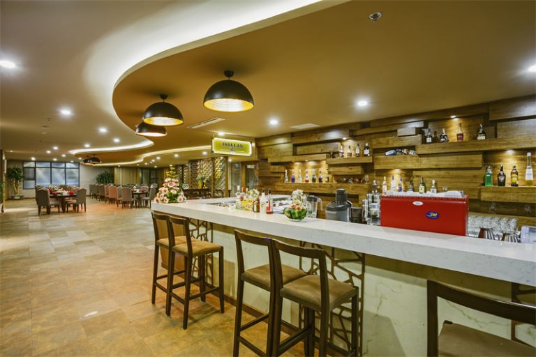 Khách sạn Mường Thanh Luxury Nha Trang sở hữu đến 2 quầy bar được decor với những bón đèn tròn ấm cúng và sức chứa 40 người. 