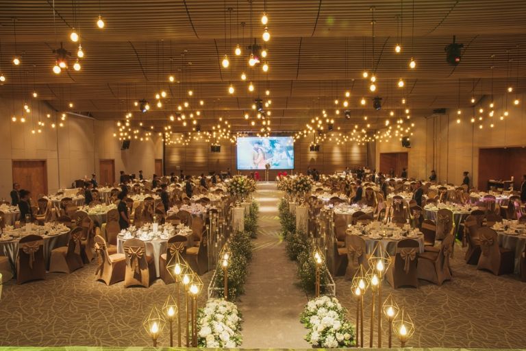Khách sạn Quinter Central Nha Trang với phòng tiệc cưới xa hoa nằm tại tầng 5 được trang trí bởi ánh sáng và khung cảnh cổ điển Châu Âu.