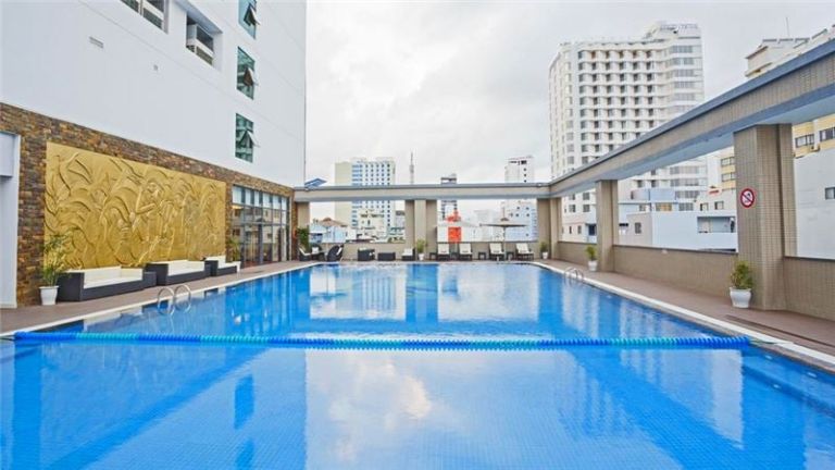 Khách sạn Mường Thanh Luxury Nha Trang với bể bơi vô cực được bao quanh bởi hệ thống kính cường lực cao cấp và ghế tắm nắng.