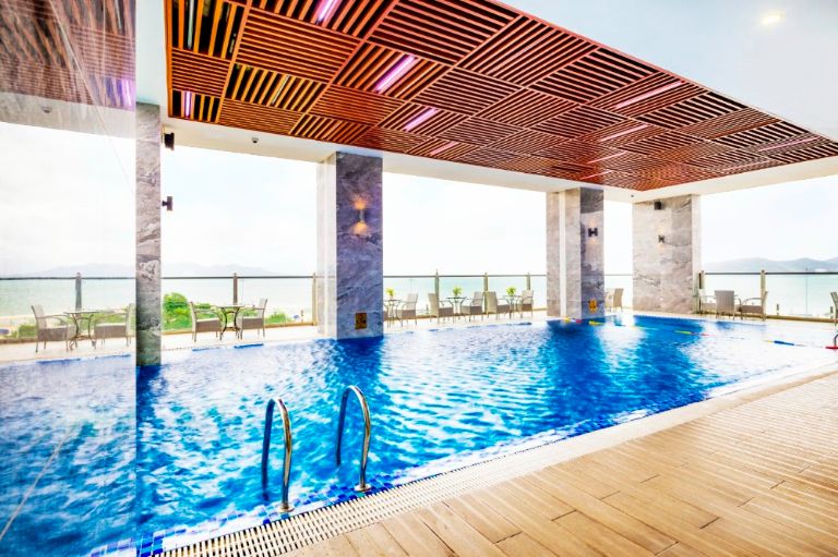 Hồ bơi nằm tại tầng 4 của Xavia Hotel Nha Trang sở hữu lối kiến trúc vô cực với chiều dài 14 mét và chiều sâu 1,6 mét. Bên cạnh là quầy bar.