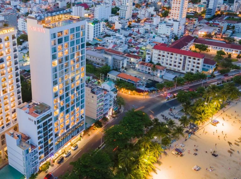 Navada Beach Hotel nằm đối diện Hòn Chồng Nha Trang mang nét đẹp của bản địa kết hợp với cao cấp của tiêu chuẩn quốc tế.