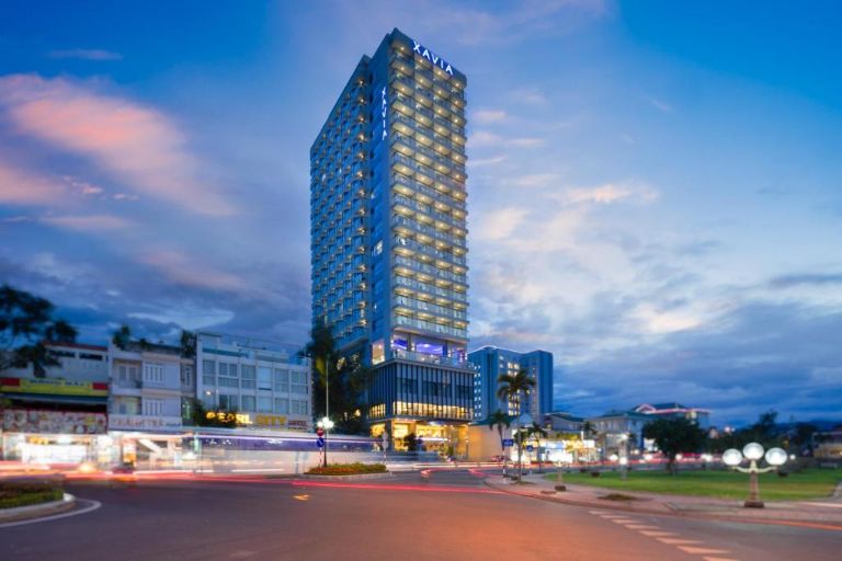Xavia Hotel Nha Trang nằm gần các vị trí nổi tiếng của thành phố, toà nhà cao nổi bật với kiến trúc hiện đại mang hướng Tây Âu.