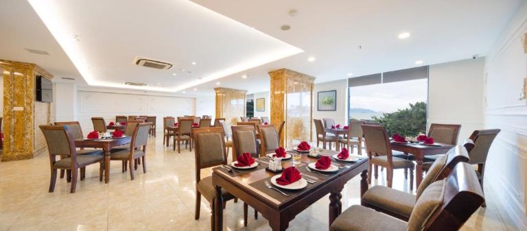 Nhà hàng Royal của khách sạn Khách sạn Imperial Nha Trang mang lối kiến trúc trang nhã, cung cấp từ món ăn dân giã đến Âu đắt tiền.