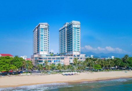 Khách Sạn Nha Trang 4 Sao được bao quanh bởi cảnh biển thơ mộng và nằm trên các tuyến đường sầm uất nhất thành phố. (nguồn: internet)