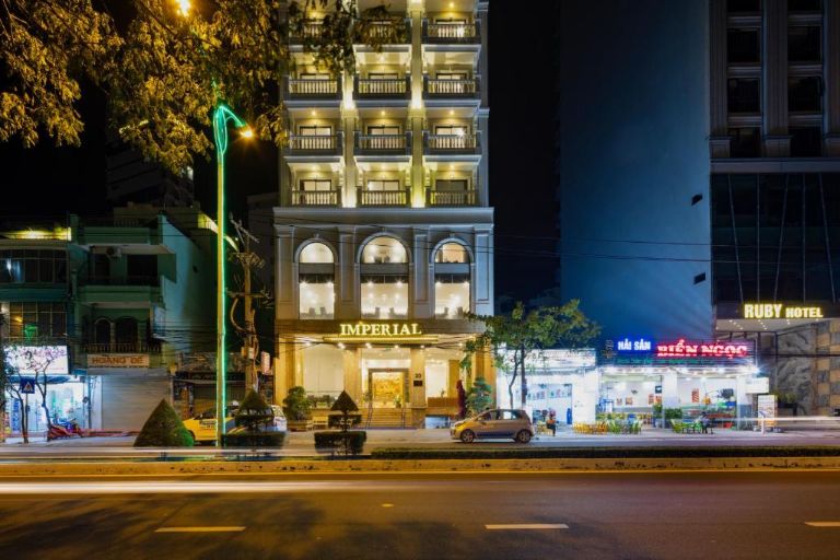 Khách sạn Imperial Nha Trang sở hữu 26 tầng cao nằm trên đường Trần Phú, khách sạn mang nét đẹp Á Đông kết hợp với Tây Âu.