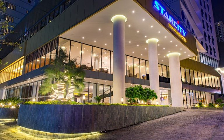 Khách Sạn Starcity Nha Trang thuộc tập đoàn Đại Dương nằm tại đường Trần Phú sở hữu vẻ đẹp của lối kiến trúc đại dương xanh.