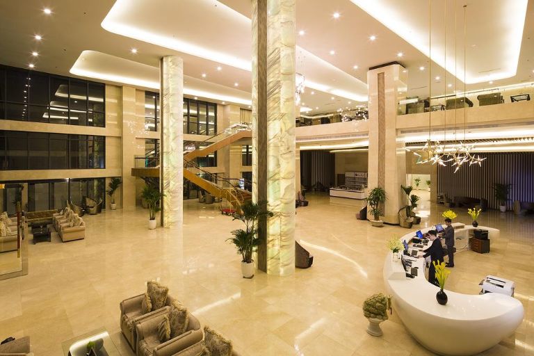 Khách sạn Mường Thanh Luxury Nha Trang với không gian sảnh đẳng cấp, quý phái cùng nội thất với kiến trúc Á Đông truyền thống. 