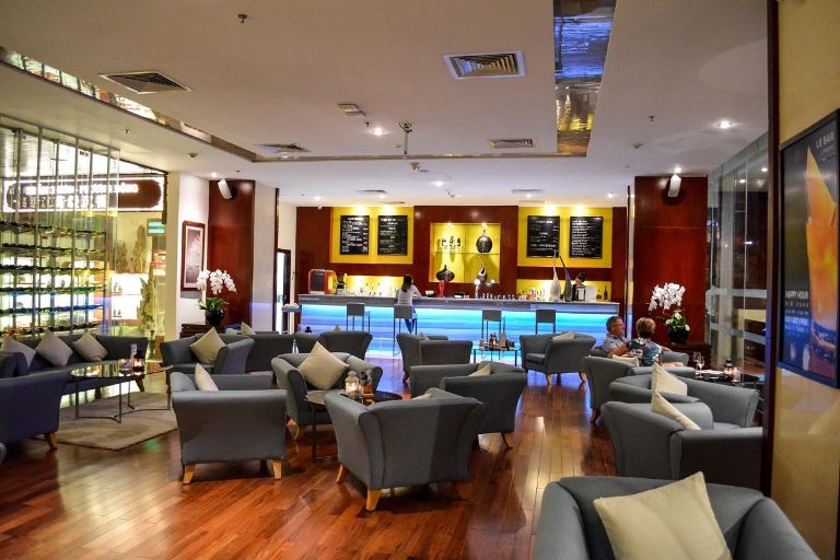 Novotel Nha Trang có quầy bar nằm tại sảnh với menu đa dạng thức uống từ cafe nóng lạnh đến những ly coacktail cao cấp.