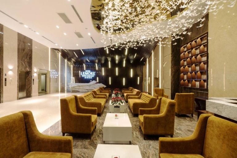 Lemore Hotel Nha Trang mang thiết kế Pháp Incho lộng lẫy xa hoa như một toà lâu đài với hệ thống đèn chim yến lung linh trước sảnh. 