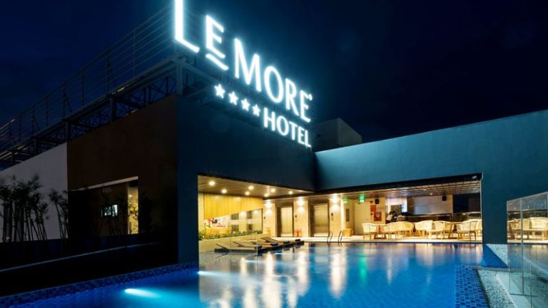 Lemore Hotel Nha Trang tọa lạc trên con phố sầm uất nhất thành phố Nha Trang và chỉ cách biển một khoảng rất ngắn 500m.