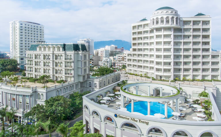 Được lấy cảm hứng từ phong cách kiến trúc cổ điển, Sunrise Nha Trang Beach Hotel & Spa hiện lên như một tòa lâu đài tráng lệ nằm bên cạnh bờ biển tuyệt đẹp.