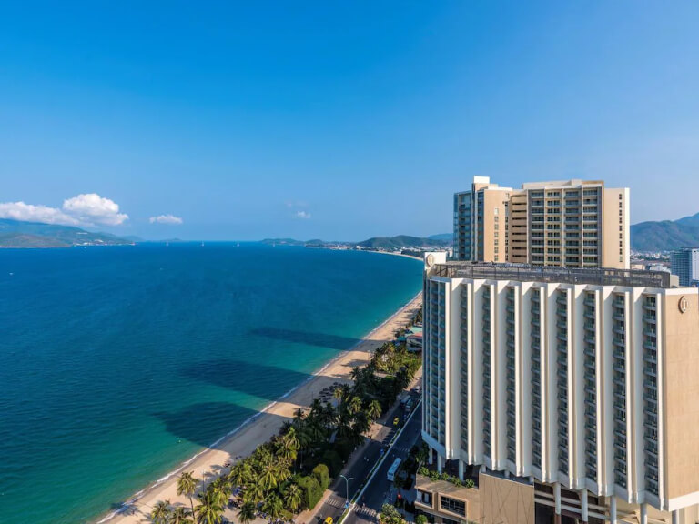 Khách sạn InterContinental được thiết kế dựa trên hình ảnh những con sóng xô bờ và có view nhìn ra toàn cảnh biển trong xanh của Nha Trang.
