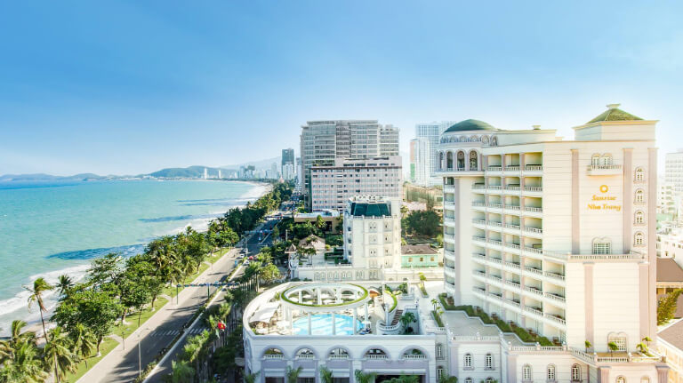 Sunrise Nha Trang Beach Hotel & Spa được thiết kế giống như một tòa lâu đài lộng lẫy nằm bên cạnh vịnh biển Nha Trang xinh đẹp. 
