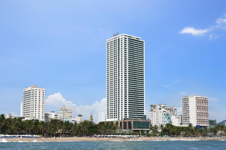 Mường Thanh Luxury Nha Trang nổi bật với tòa nhà phủ kính 48 tầng, tọa lạc trên con đường Trần Phú và có view bờ biển trong xanh của Nha Trang.