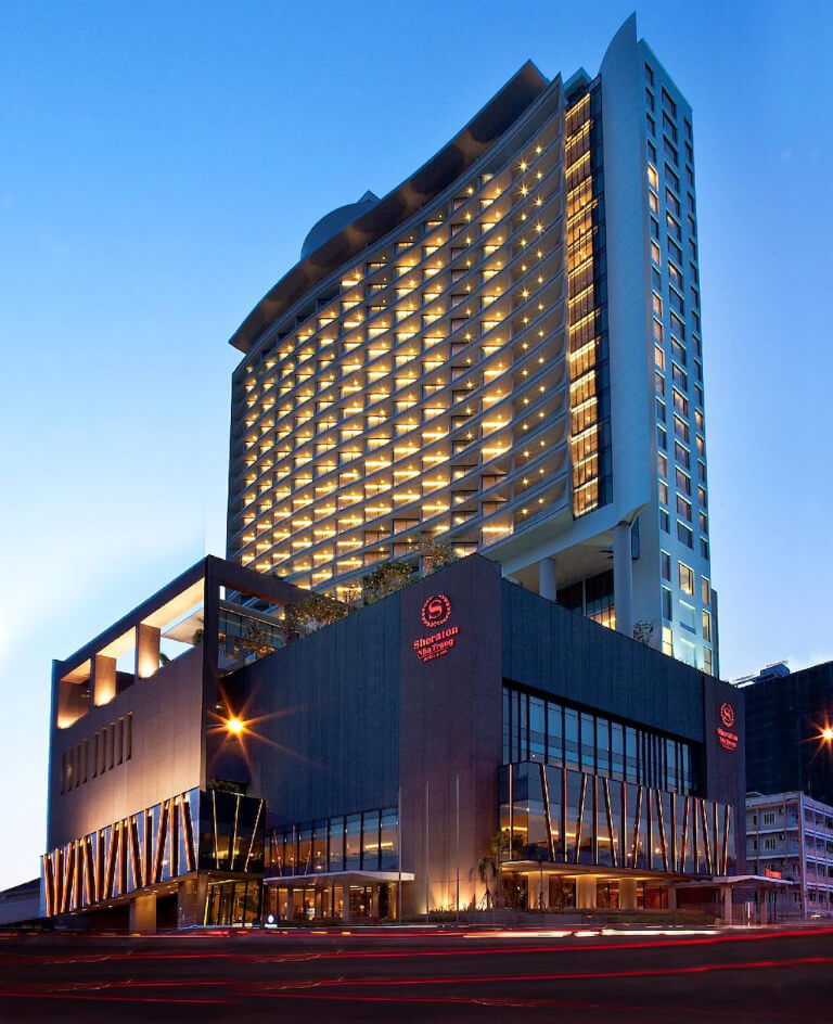 Sheraton Nha Trang Hotel & Spa có thiết kế sang trọng và hiện đại, tọa lạc ngay cạnh bãi biển nên rất thuận tiện cho du khách lưu trú. 