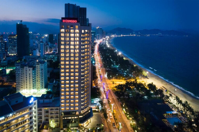 Khách sạn Asteria Comodo Nha Trang Hotel nằm nổi bật bên bờ biển Nha Trang xinh đẹp với tòa nhà kính cao 27 tầng theo phong cách kiến trúc kết hợp Á - Âu. 