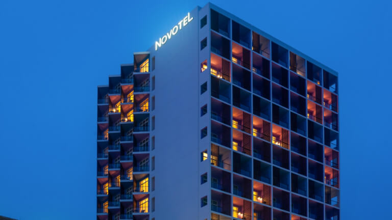 Khách Sạn Novotel Nha Trang tọa lạc ngay trên con đường Trần Phú, giúp du khách có thể dễ dàng đi đến các địa điểm nổi tiếng của thành phố.