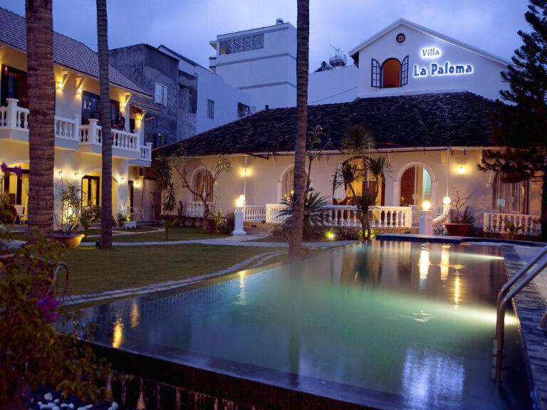 Khách sạn La Paloma Nha Trang được ví von như một ốc đảo giữa lòng thành phố biển bởi xung quanh được bao bọc bởi và mang phong cách kiến trúc Địa Trung Hải độc đáo. 