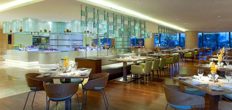 Nhà hàng Feast toạ lạc trên tầng 28 của khách sạn, mang phong cách nhiệt đới được bao trùm bởi nội thất gỗ.