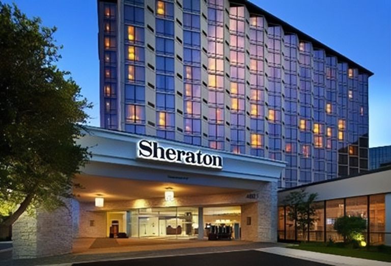 Khách sạn Sheraton Nha Trang là khách sạn 5 sao nổi tiếng tại Nha Trang, toạ lạc trên con đường Trần Phú sầm uất, xa hoa. 