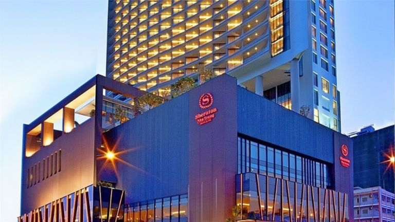 Khách sạn Sheraton Nha Trang thuộc tập đoàn đoàn Sheraton và được quản lý bởi tập đoàn Marriott, gây ấn tượng bởi dòng chữ thương hiệu