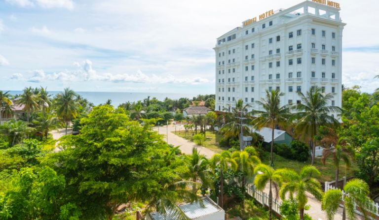 Khách sạn Tahiti Phú Quốc toạ lạc ngay gần bờ biển, bao quanh khách sạn mang lại không gian trong lành với những khu rừng cây nhiệt đới (nguồn: booking.com)