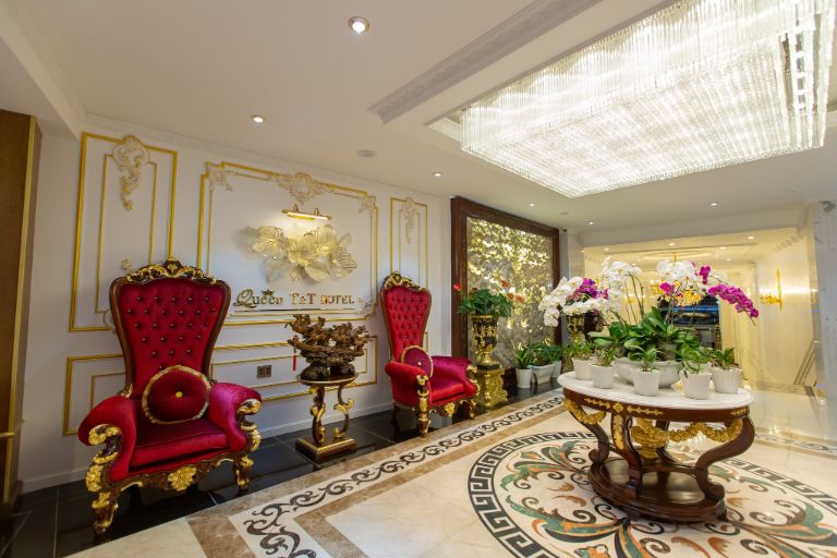 Khách Sạn Queen T&T Đà Lạt còn đầu tư tỉ mỉ từng nội thất chi tiết trang trí, kết hợp bày trí nhiều hoa tươi và cây xanh tạo không khí trong lành (nguồn: booking.com)