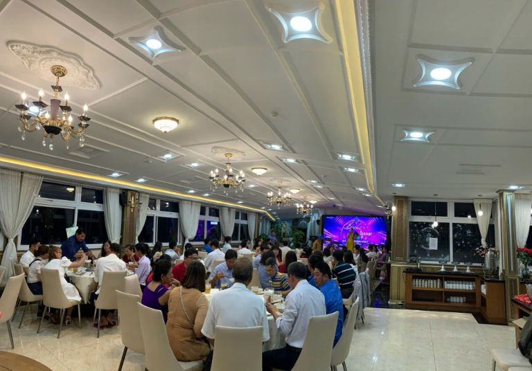 Khách sạn Queen T&T Đà Lạt mang đến không gian tổ chức sự kiện rộng rãi với lối thiết kế hiện đại, có thể đáp ứng quy mô sự kiện lên tới 120 thực khách (nguồn: facebook.com)