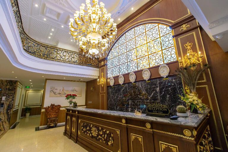 Khách Sạn Queen T&T Đà Lạt có khu vực lễ tân được thiết kế đậm nét "quý tộc" với nội thất gỗ điêu khắc cầu kì cùng chiếc đèn thả chùm đá pha lê tuyệt đẹp (nguồn: booking.com)